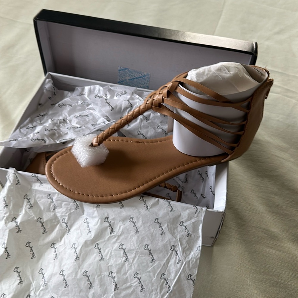 Brand New size 9 t-style sandals/flats